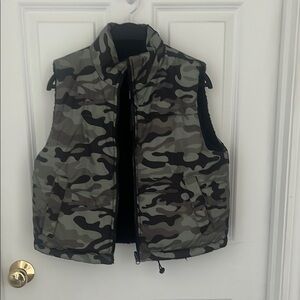 NWT! Jolie & Joy Juniors Medium Camouflage Puffer Vest. Reversible Black Fleece